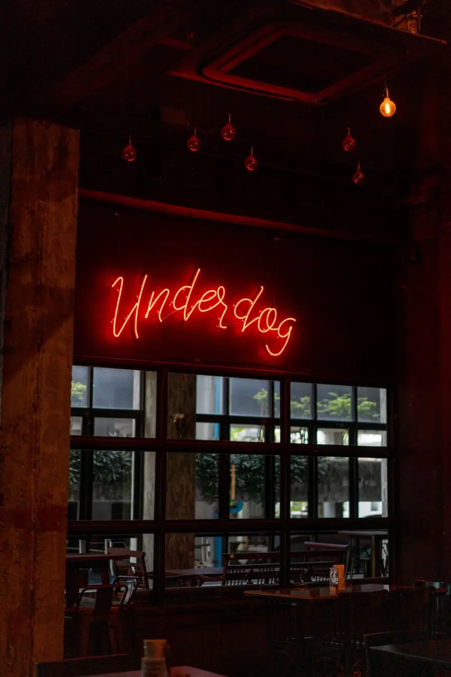 ป้ายไฟนีออน Underdog ที่หน้าต่างสาขาเทพารักษ์