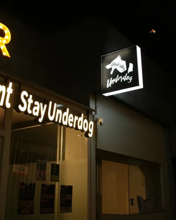 หน้าร้าน Underdog รัชดาซอย 4 ยามค่ำ