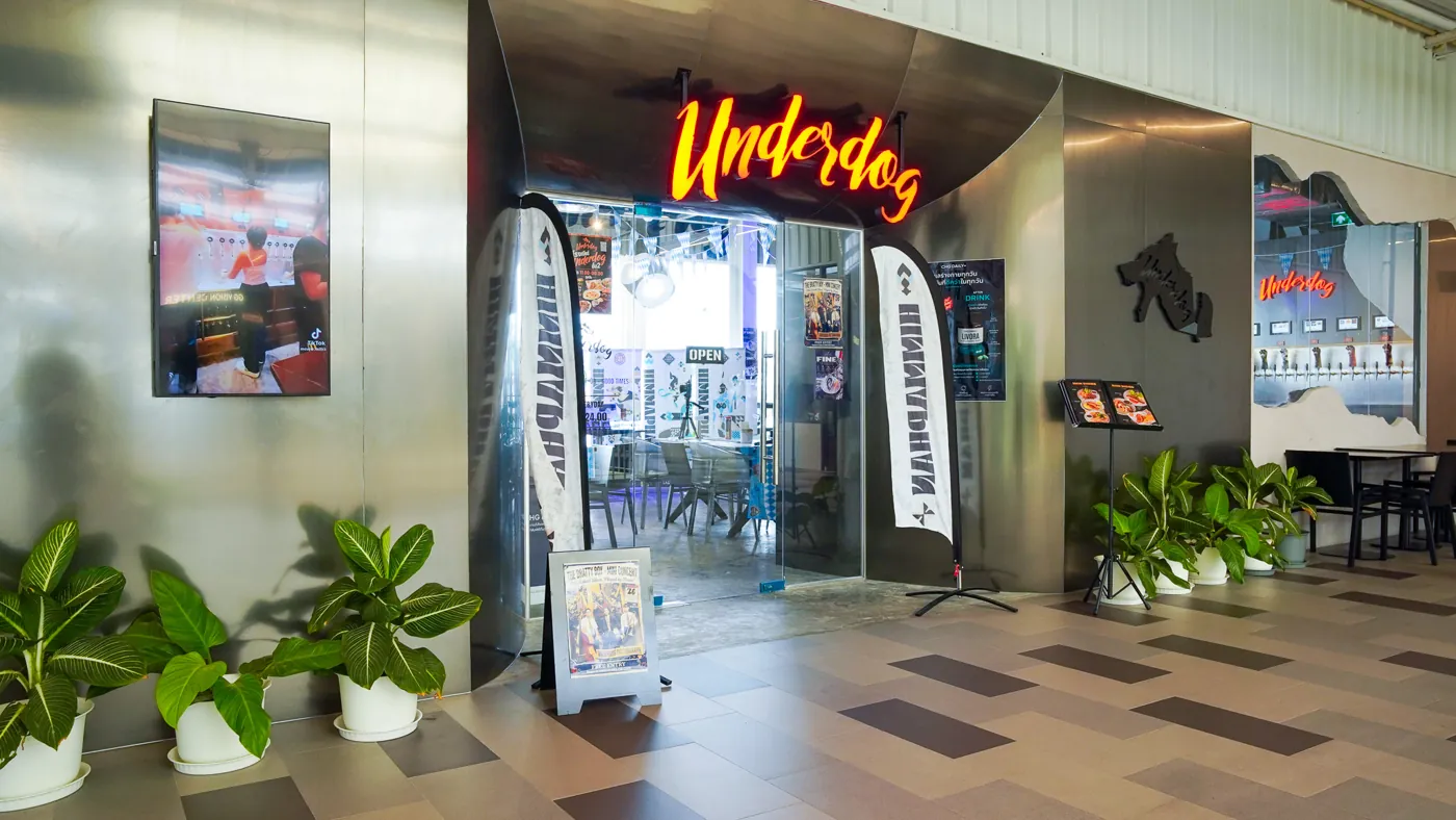 หน้าร้าน Underdog พัฒนาการ ตั้งสแตนดี้ Himmaphan ต้อนรับแขก