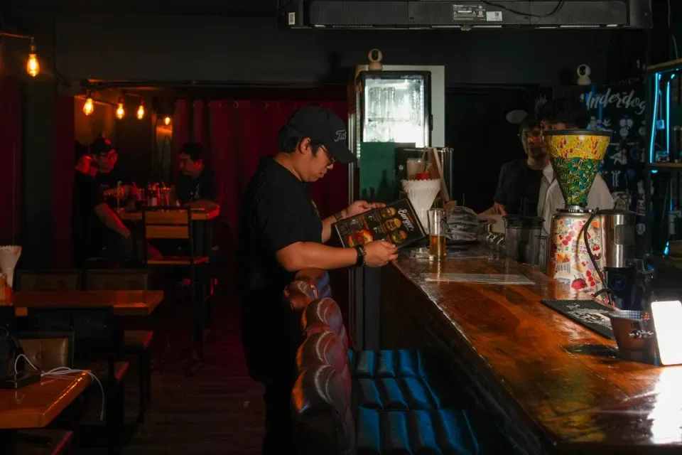 ด้านในร้าน Underdog บางหว้า