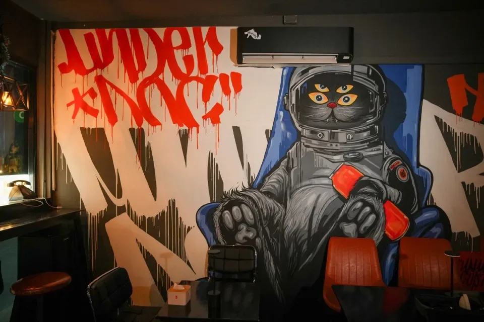 ภาพวาดแมว Underdog บนผนังร้านสาขาวัชรพล