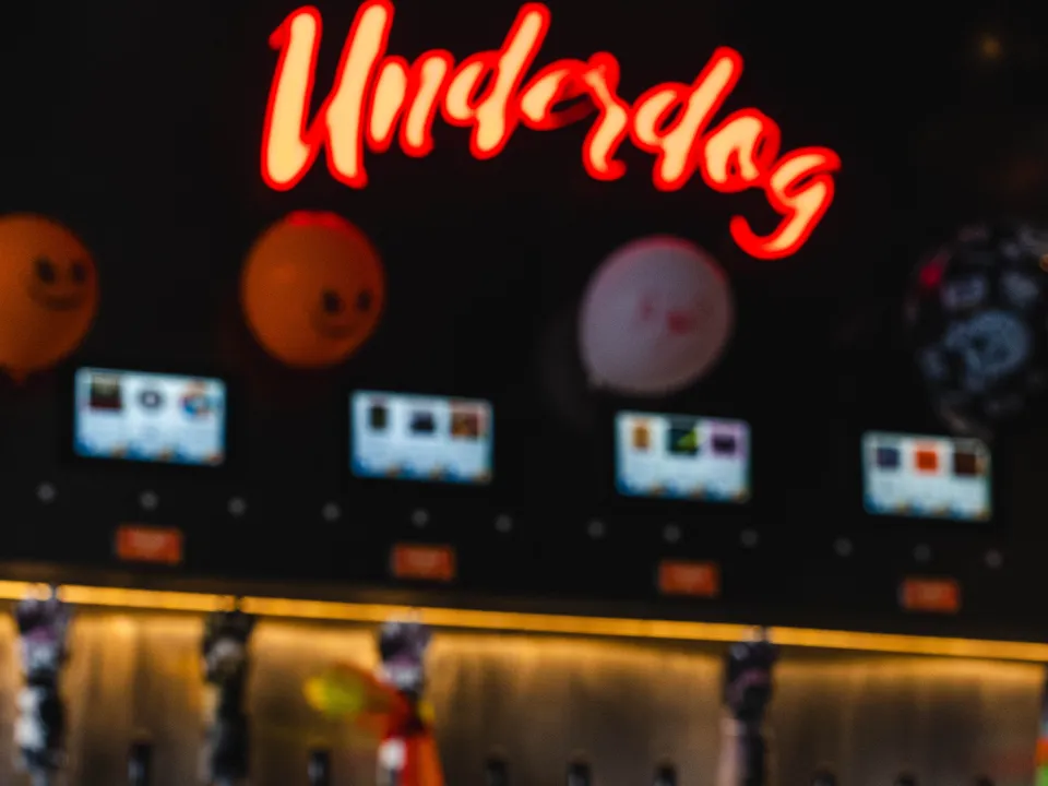 ป้ายไฟ Underdog กับลูกโป่งหน้าฟักทอง