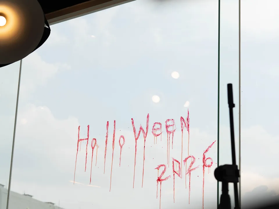 Halloween 2026 เขียนสีแดงไหลบนกระจก