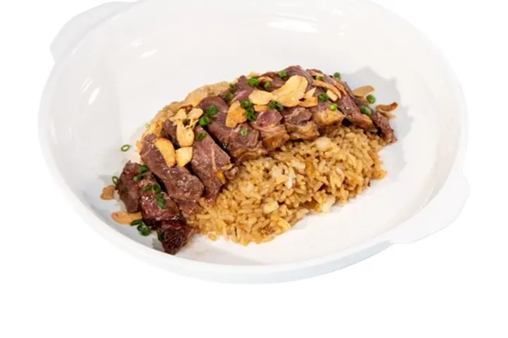 ข้าวผัดกระเทียมเนื้อย่าง