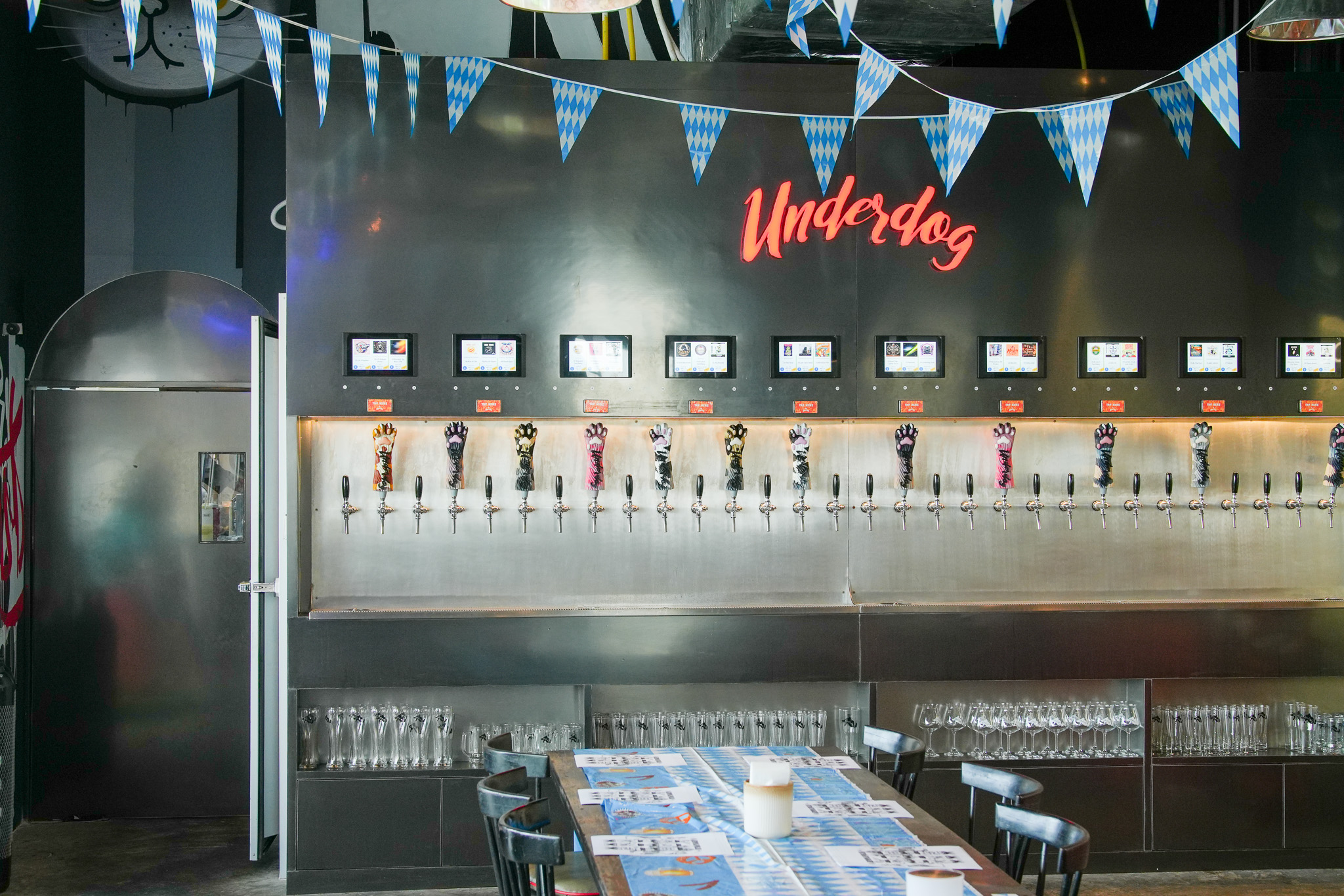 Underdog tap wall พร้อม Oktoberfest bunting