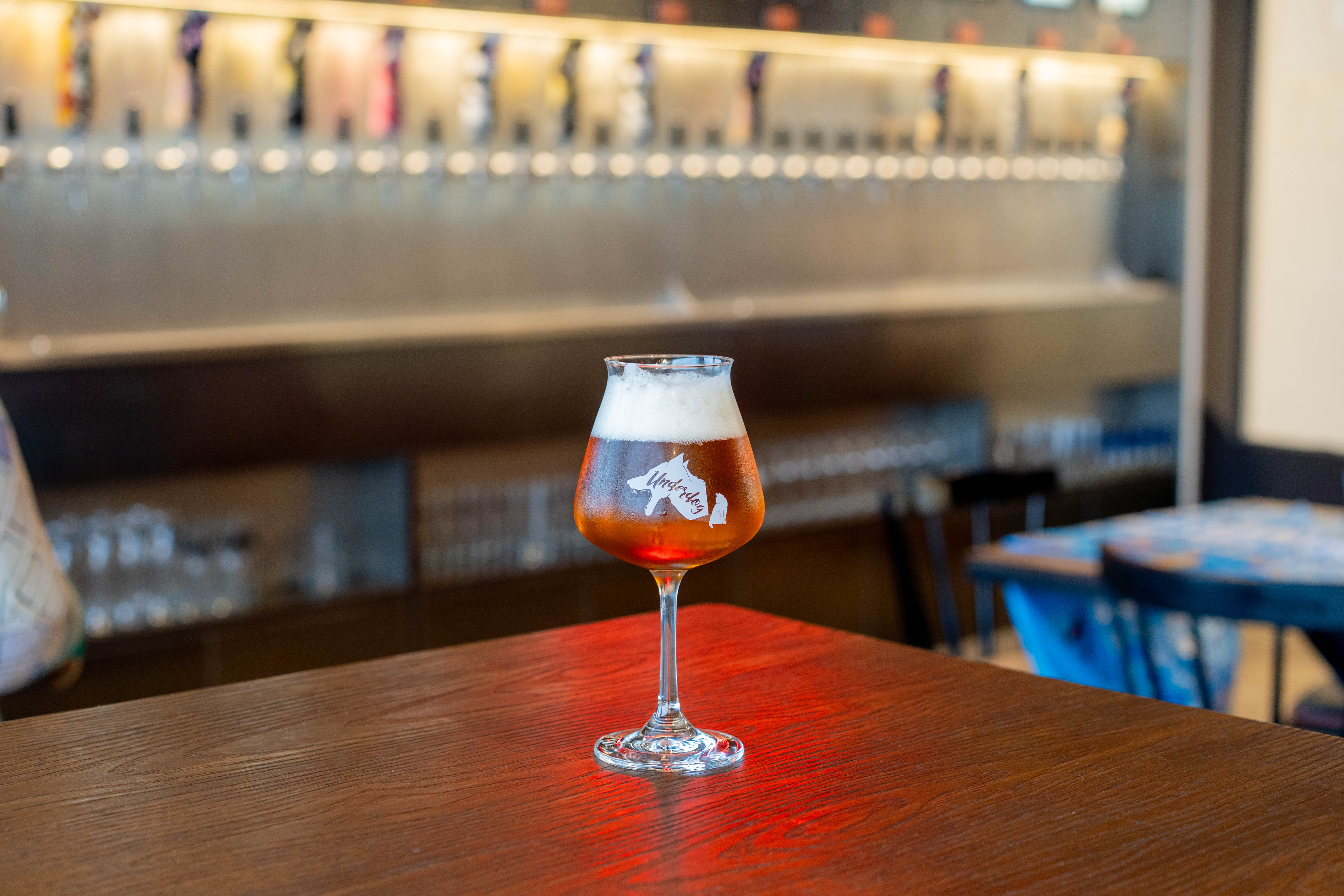 Märzen Beer สีอำพันในแก้วบนโต๊ะไม้