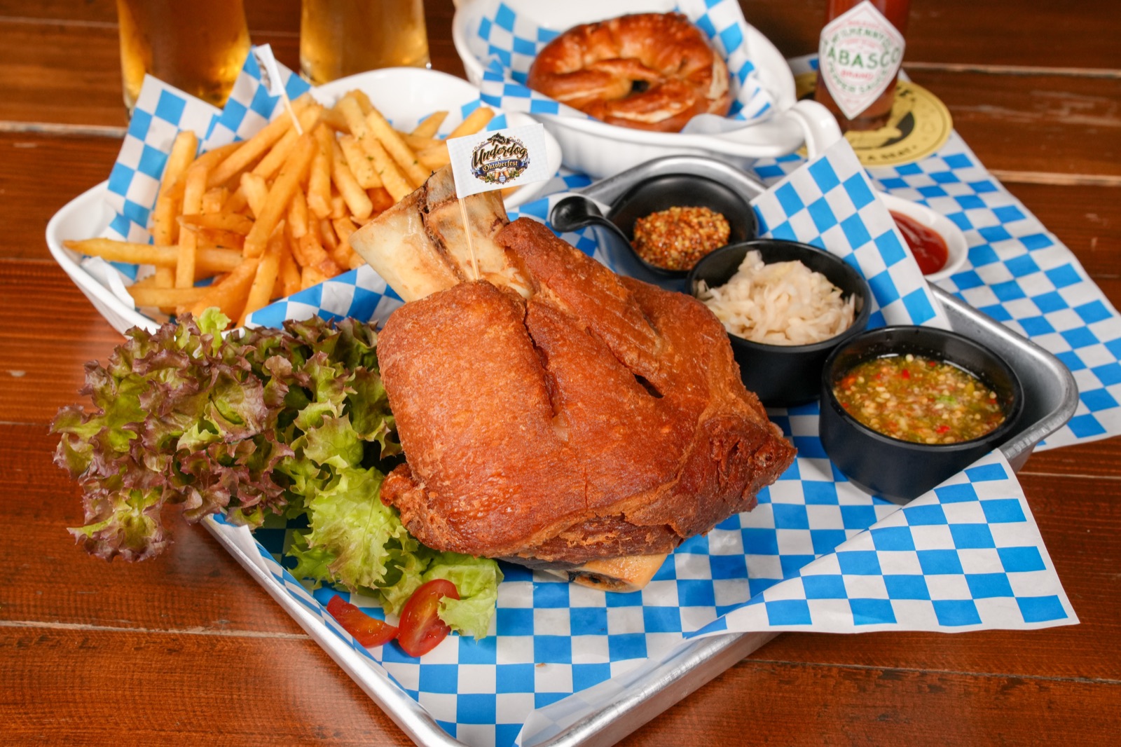 German Pork Knuckle — ขาหมูเยอรมันหนังกรอบ